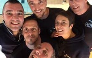 Budapest Jour 3: Tous avec Armelle Meyer sur le 50NL ce jeudi. En photo Une partie du Fan club entourant Armelle lors des régionaux