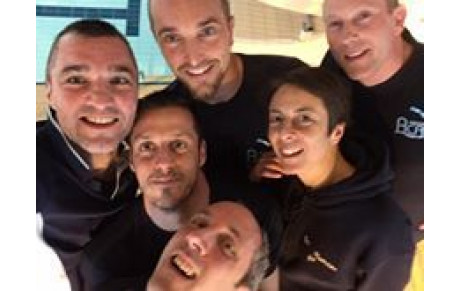 Budapest Jour 3: Tous avec Armelle Meyer sur le 50NL ce jeudi. En photo Une partie du Fan club entourant Armelle lors des régionaux
